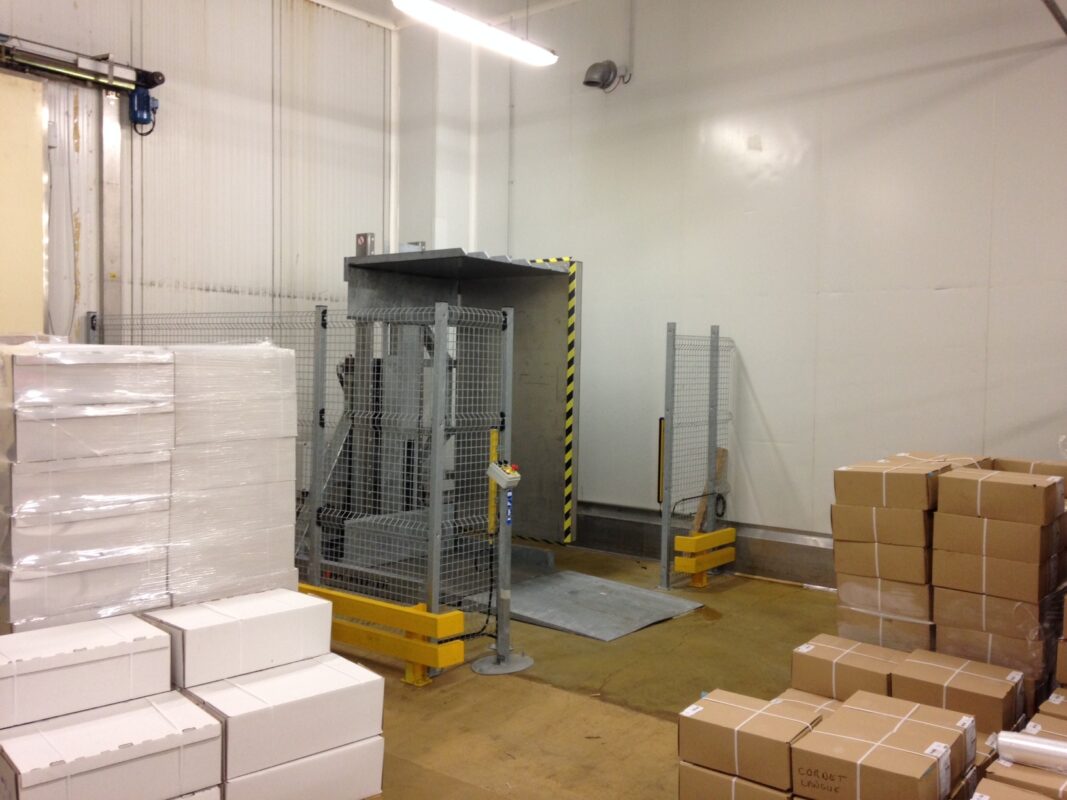 Cold storage warehouse pallet inverter