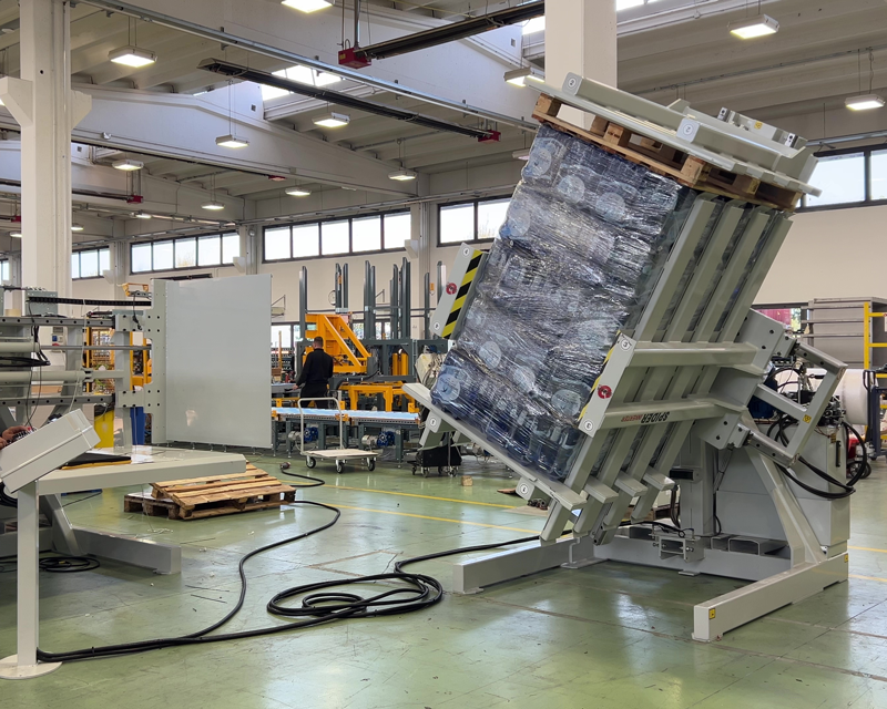 Toppy Spider Inverter: Streamlining pallet swaps effortlessly.