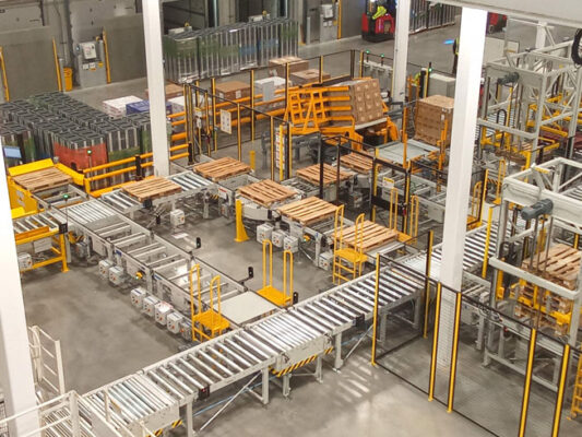 Toppy拓品自动化托盘交换机在现代化仓库中的应用实景：多层传送带协同作业与托盘装卸流程