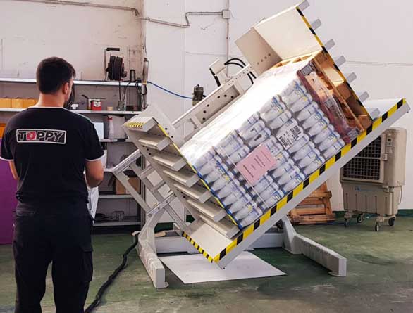 全自动托盘翻转机正在进行载货旋转作业