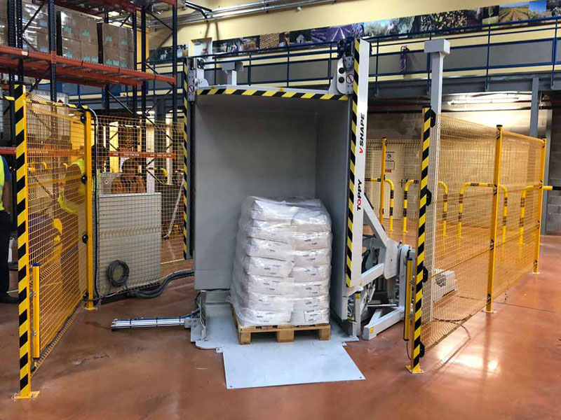 配备安全防护栏的托盘翻转机在仓库运行实景