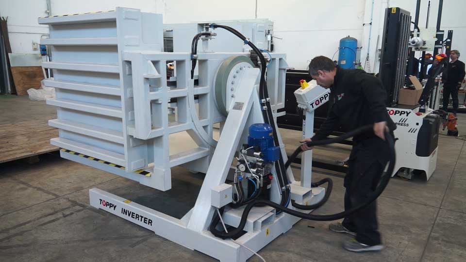 技术员对托盘翻转机进行例行维护