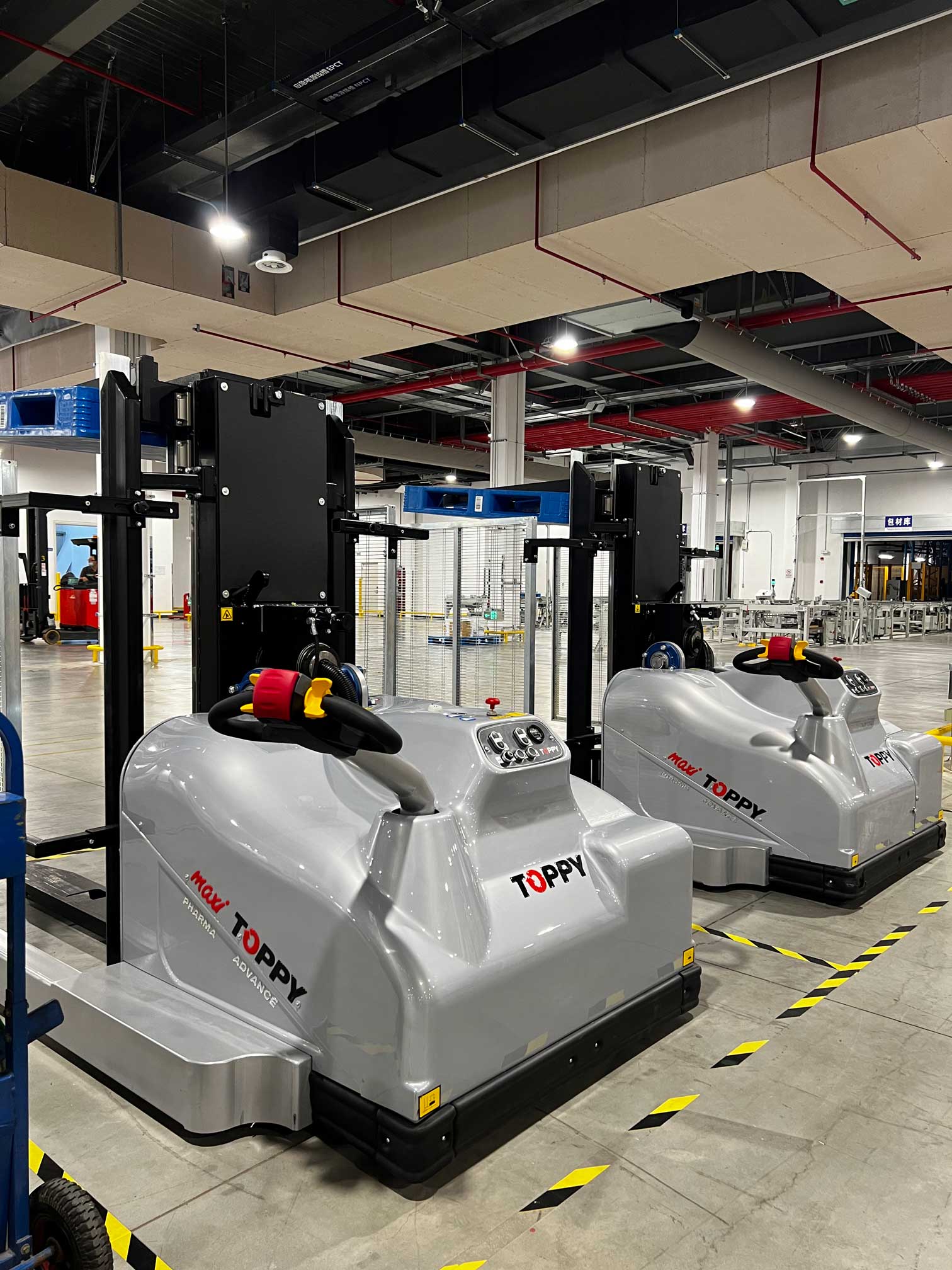 托盘翻转机处于待命状态，准备开始作业