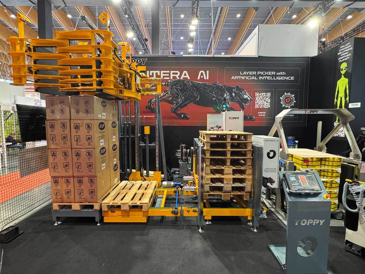 贸易展现场演示中展示的层拣选机与托盘翻转机