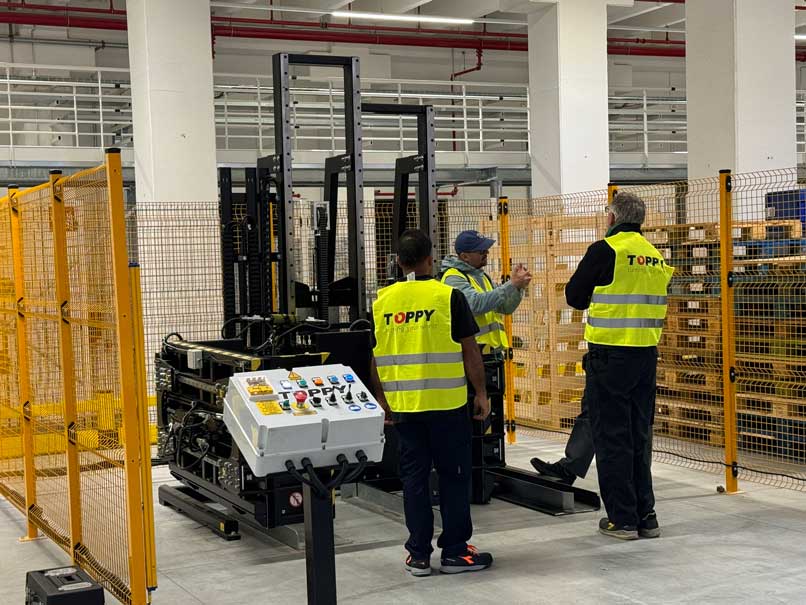 自动化层拣选机与托盘翻转机协同准备混装货物托盘