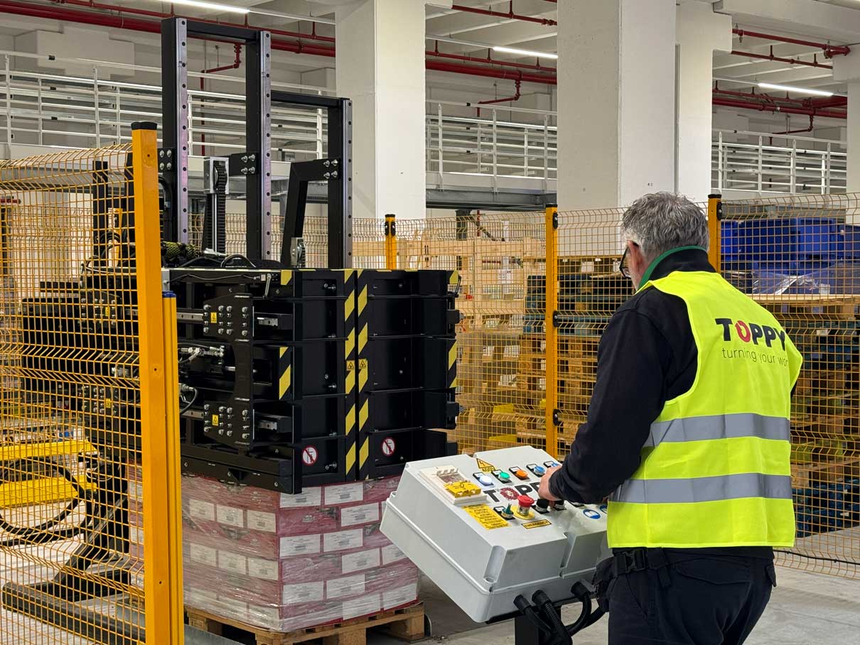 层拣选机与托盘翻转机协同作业的自动化仓库