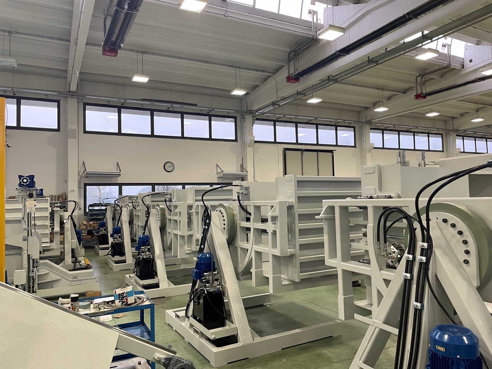 大型工业仓库中安装的多台托盘翻转机