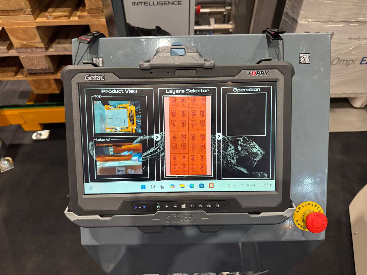 操作员通过数字界面控制托盘翻转机与层拣选机