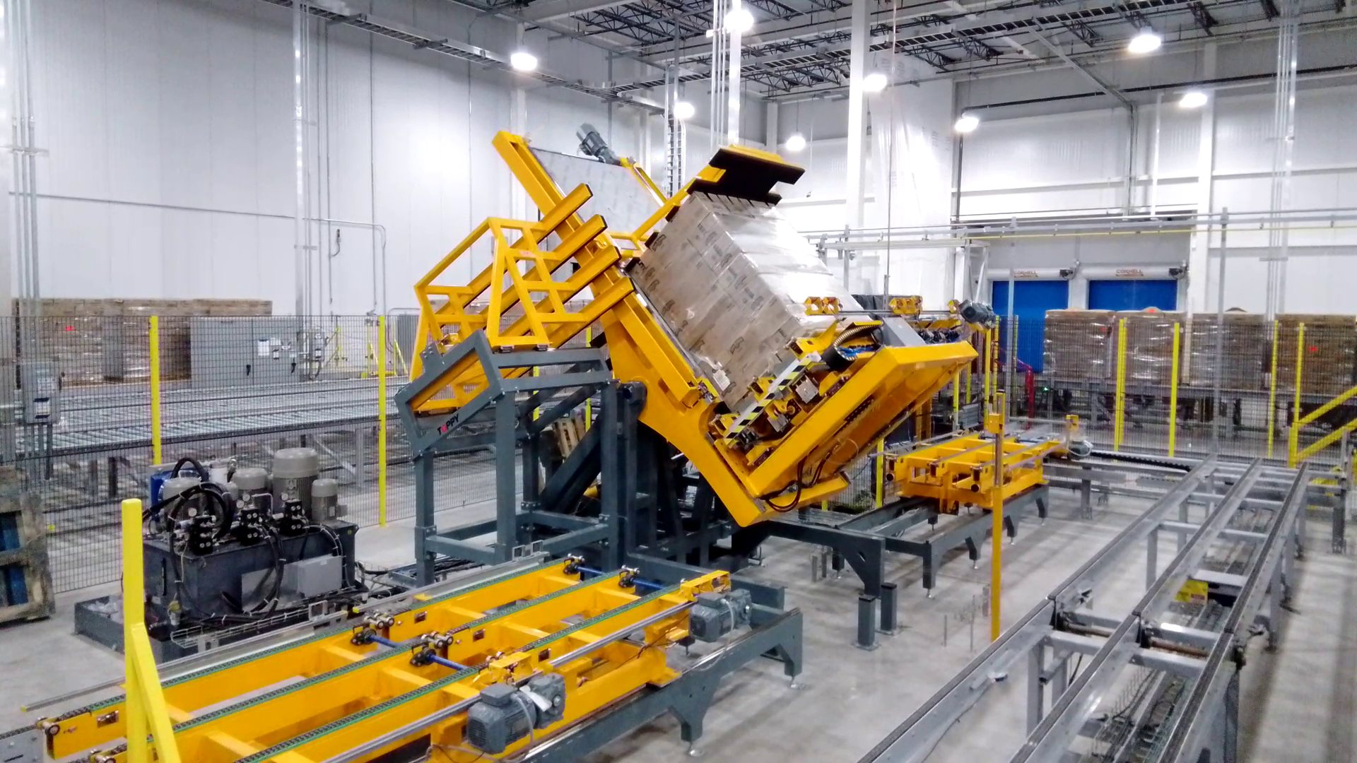 仓库作业中托盘翻转机提升满载托盘