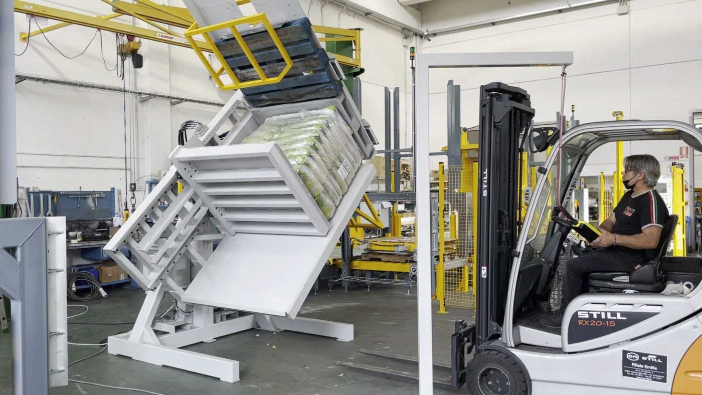 工作人员通过控制面板操作托盘翻转机